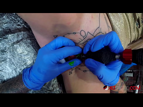 ❤️ Extremamente tatuada, a brasa Sully Savage fez uma tatuagem em seu clítoris ❤❌ Porno de qualidade em pt-br.extraclasswork.ru